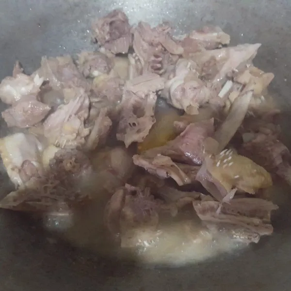 Rebus bebek yg sudah di beri beri perasan jeruk dan garam ,sampai agak empuk.