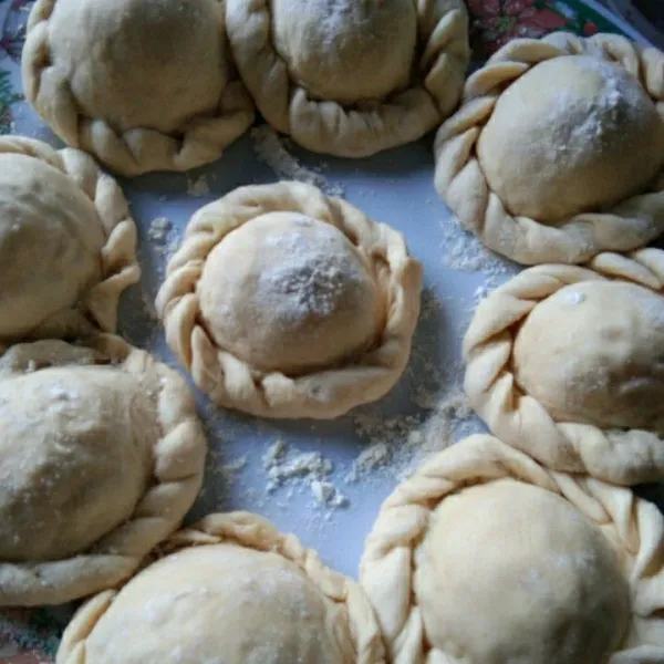 Lakukan hingga habis, taburi dengan sedikit tepung terigu supaya tidak lengket satu sama lainnnya.