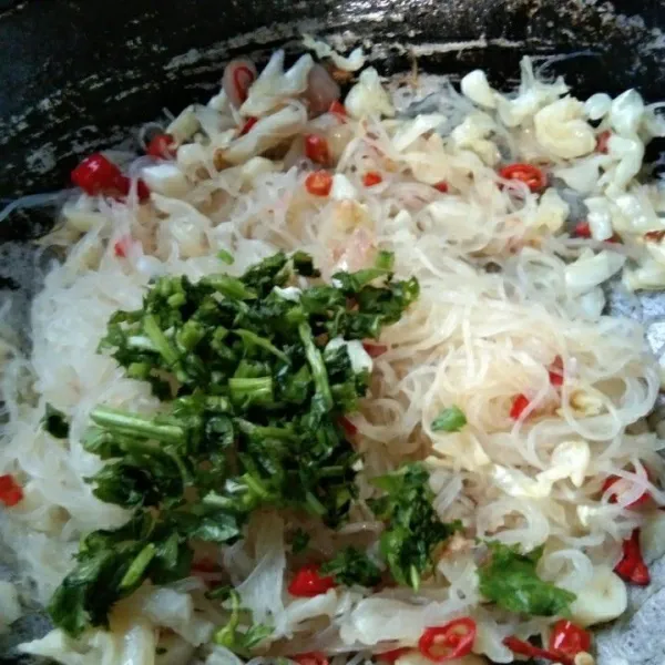 Masukkan bihun, beri sedikit air masak hingga bihun matang, terakhir tambahakan irisan seledri, matikan kompor, sisihkan.