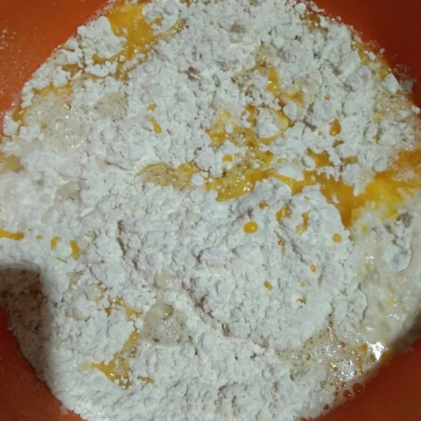 siapkan semua bahan adonan pastel, campur dalam satu wadah.