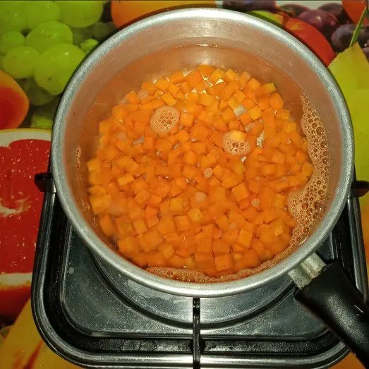 Rebus wortel kurang lebih 2-3 menitan titiskan dan masukkan ke air es.