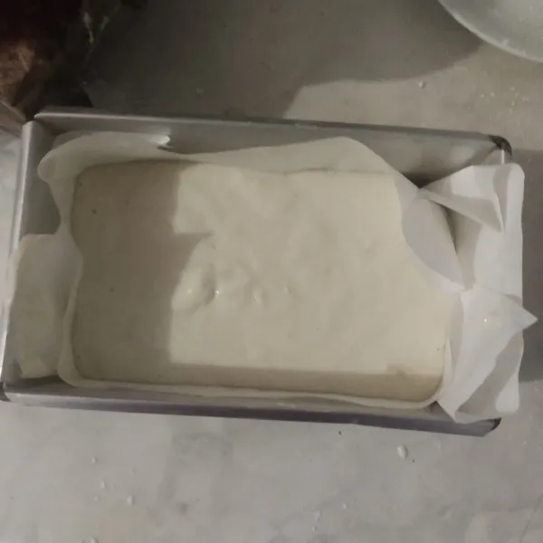 Siapkan loyang yang sudah dilapisi kertas roti,  lebih baik menggunakan cetakan plastik agar tidak lengket.