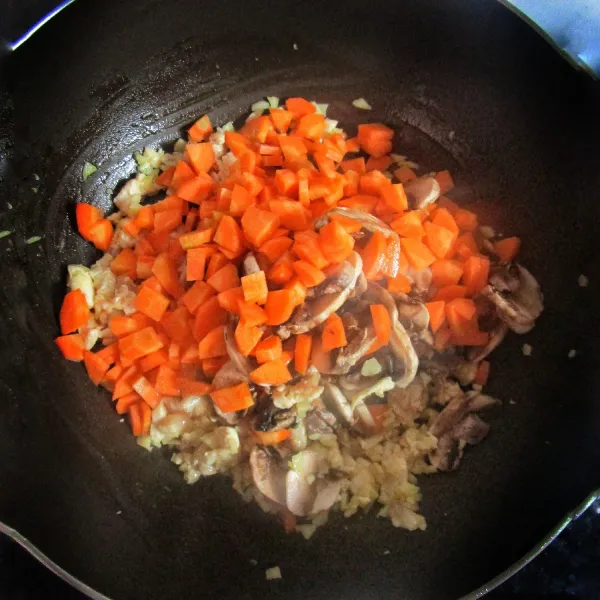 Masukkan wortel (potong kotak) dan jamur (iris tipis). Tuang air. Masukkan garam, merica bubuk dan pala bubuk sesuai selera.