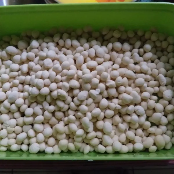 Cubit adonan sedikit dan bulat-bulat.