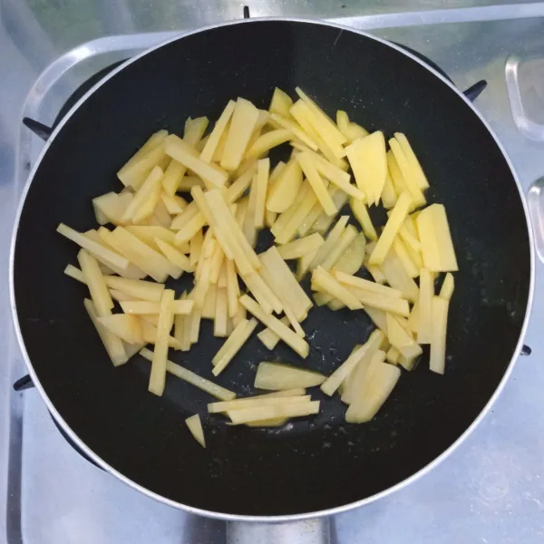Lelehkan margarin. Kemudian masukkan kentang. Masak sampai kentang matang.