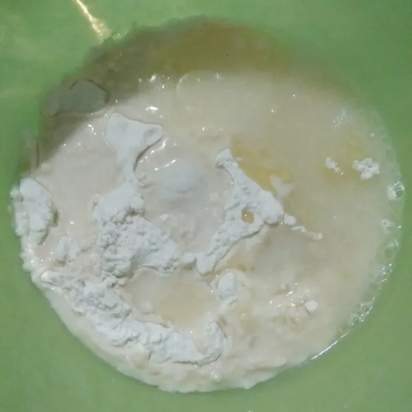 Masukkan tepung terigu, air, minyak goreng, dan garam kedalam wadah.