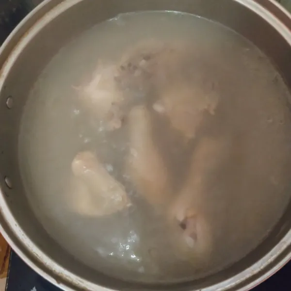 Cuci bersih ayam lalu rebus sampai matang