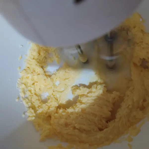 Mixer butter, Gula pasir dan vanilli sampai creamy.