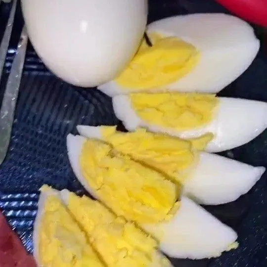 Rebus 2 butir telur, kemudian potong-potong.