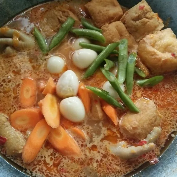 Masukkan tahu pong, wortel, buncis, dan telur puyuh. Aduk rata. Masak hingga matang