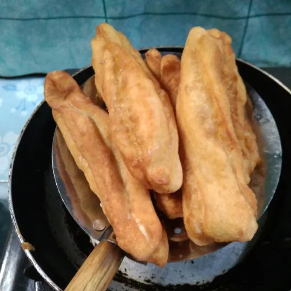 Panaskan minyak, goreng cakwe sampai kecoklatan. Angkat, tiriskan. Sajikan bersama saus.