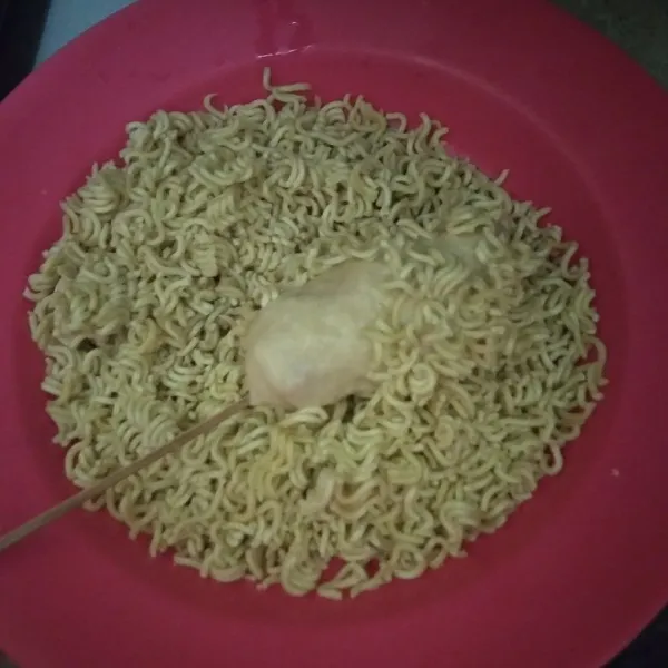 Gulingkan pada remukan mie instan. Tekan-tekan.