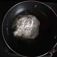 Goreng adonan cireng dalam minyak panas, masak hingga mengembang