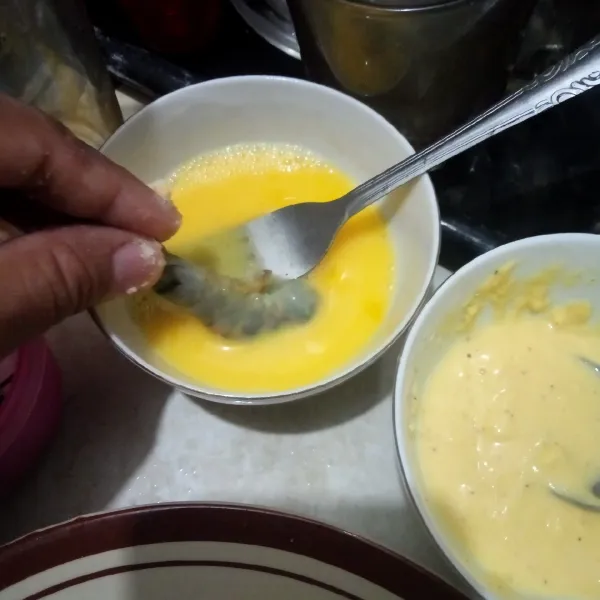 Celupkan udang dalam telur kocok.