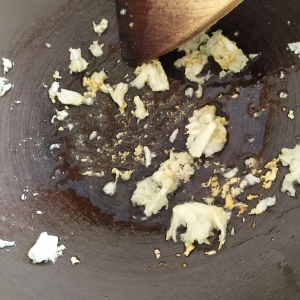 Tumis bawang putih hingga harum.