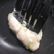 Masak sambil terus diaduk hingga seperti lem. Sisihkan.