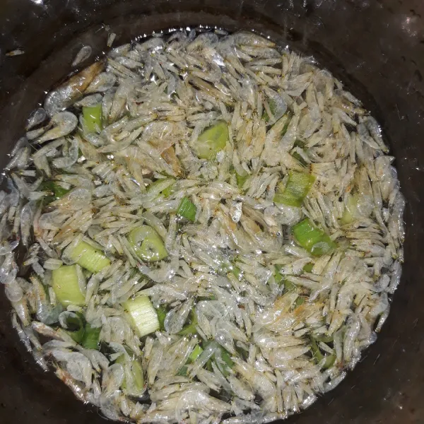 Masukkan ke dalam panci air udang dan daun bawang masak sampai mendidih.