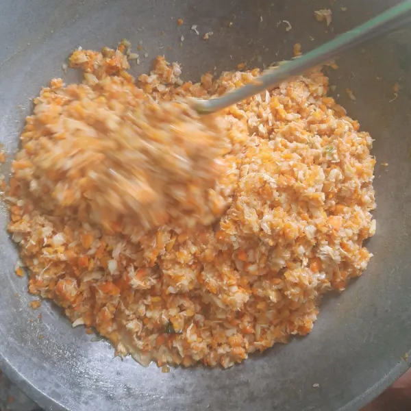 Masukan wortel, kentang dan ayan berserta bumbu tambahakn lainnya masak kembali sampai benar benar matang, sisihkan sampai dingin.