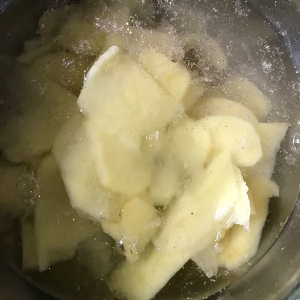 Rendam kentang dengan air dingin dan es batu selama 15 menit.
