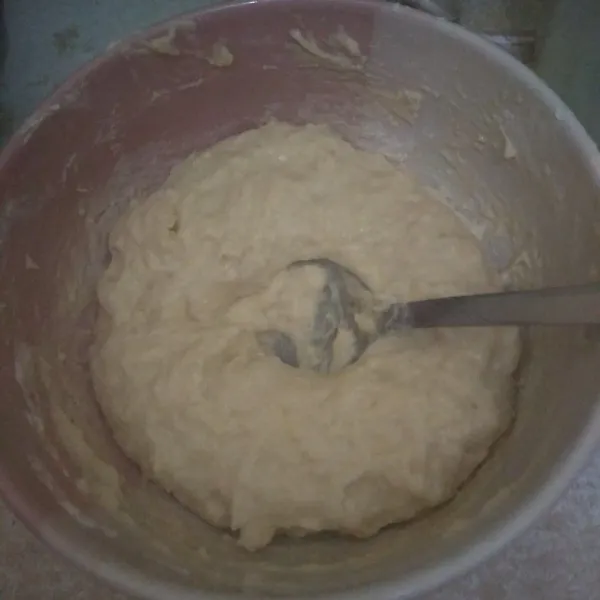 Tuang kocokan telur ke dalam mangkok tepung. aduk rata. Hasilnya adonan kental sekali. Diamkan selama 30 menit.