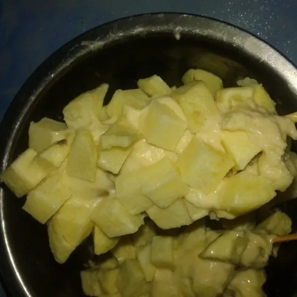 Kemudian tempelkan kentang beku sambil ditekan tekan dengan tangan supaya menempel rata.