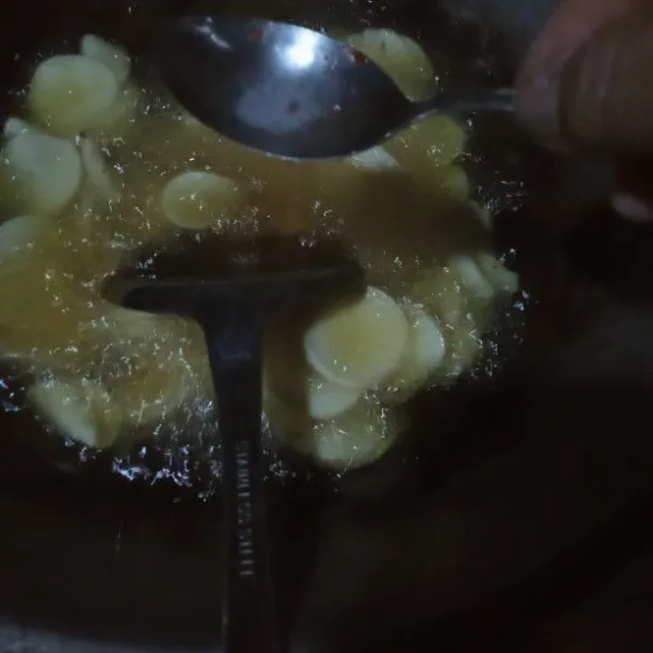 Masukkan satu sendok air garam aduk sampai rata masak sampai kecoklatan angkat.