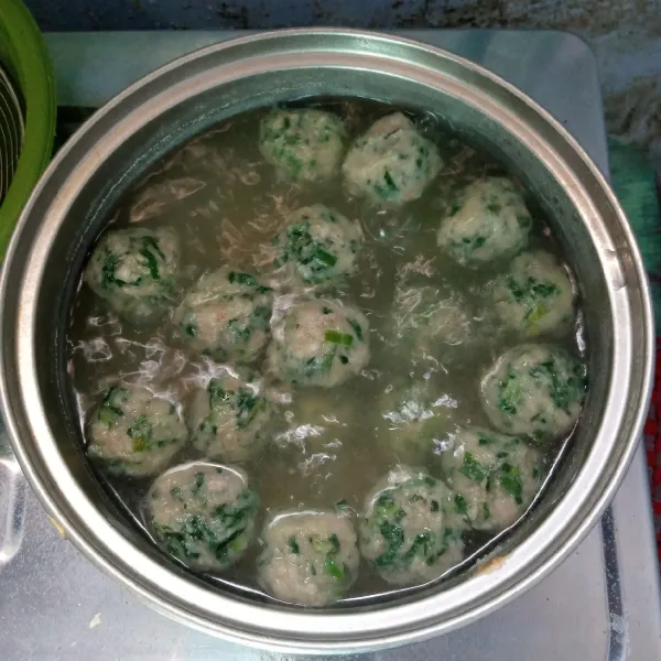 Kemudian rebus sampai matang dan mengambang. Angkat, tiriskan dan sajikan bersama saos sambal, saos tomat ataupun saos kacang.