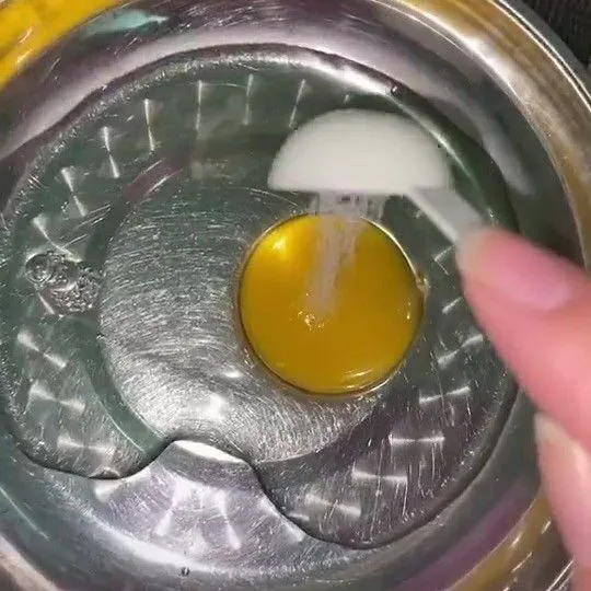 Kocok satu butir telur dan tambahkan sedikit garam.