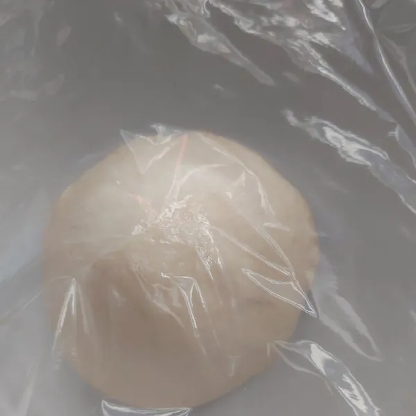 Campur bahan dough jadi satu uleni rata ± 3 menit kemudian bulatkan tutup pakai plastik wrap diamkan 1jam atau sampai ngembang 2x lipat