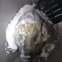 Pindahkan adonan ke dalam mangkok, lalu tambahkan sisa tepung tapioka sedikit demi sedikit sambil diuleni pelan.