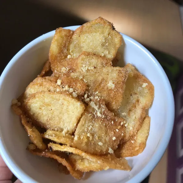 Tiriskan kentang yang sudah digoreng sampai tidak ada minyak, lalu taburi dengan bumbu bubuk jagung bakar kedalam wadah yang ada tutupnya. Kocok agar bumbu merata.