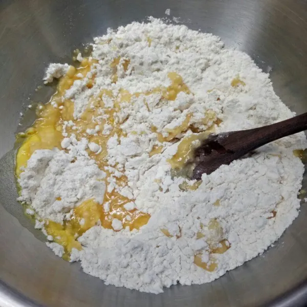 Masukkan margarin cair ke dalam tepung terigu. Aduk rata.