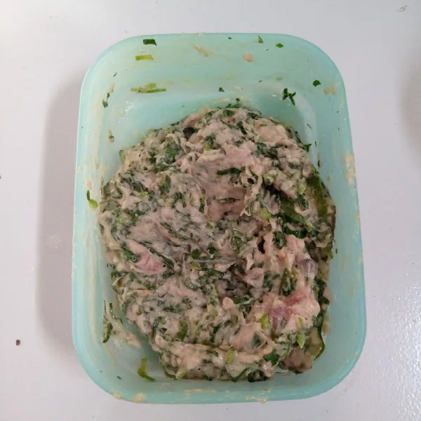 Tambahkan sawi. Aduk sampai tercampur rata.