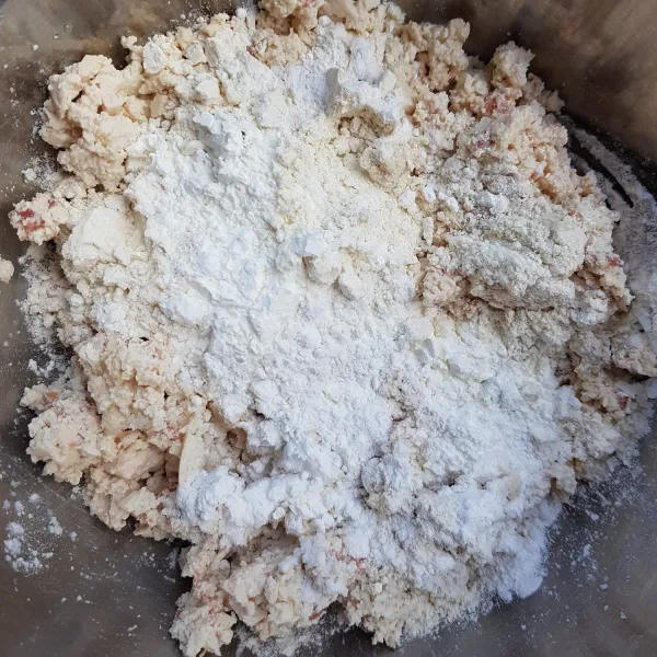 Tambahkan tepung terigu,tepung beras dan tepung maizena,aduk hingga tercampur rata.