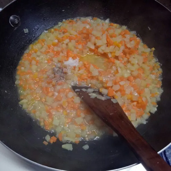 Masukkan wortel, kentang, 100 ml air, garam, gula, merica bubuk dan kaldu bubuk. aduk rata dan tunggu sampai wortel dan kentang lunak.