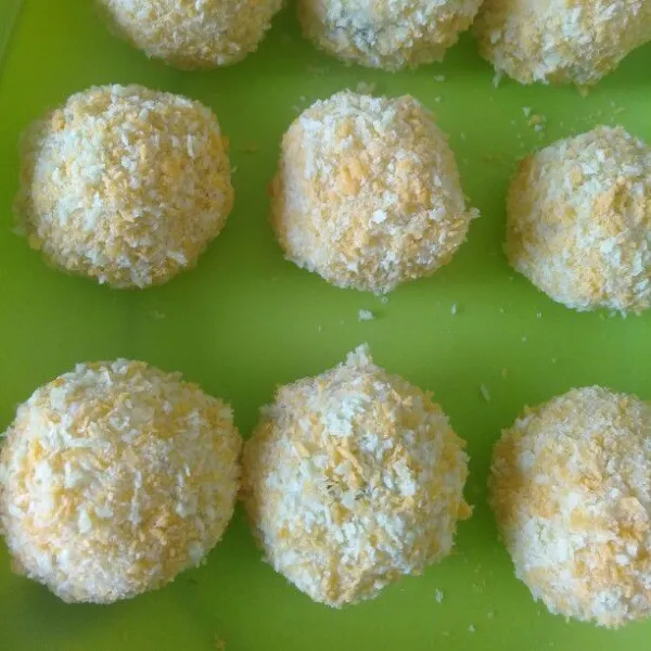 Masukkan bola-bola kentang keju ke dalam kulkas minimal 20 menit agar tepungnya lebih menempel.