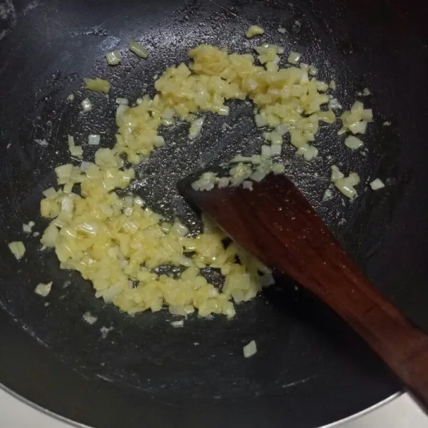 Isian: tumis bawang putih halus dan bawang bombay sampai harum.