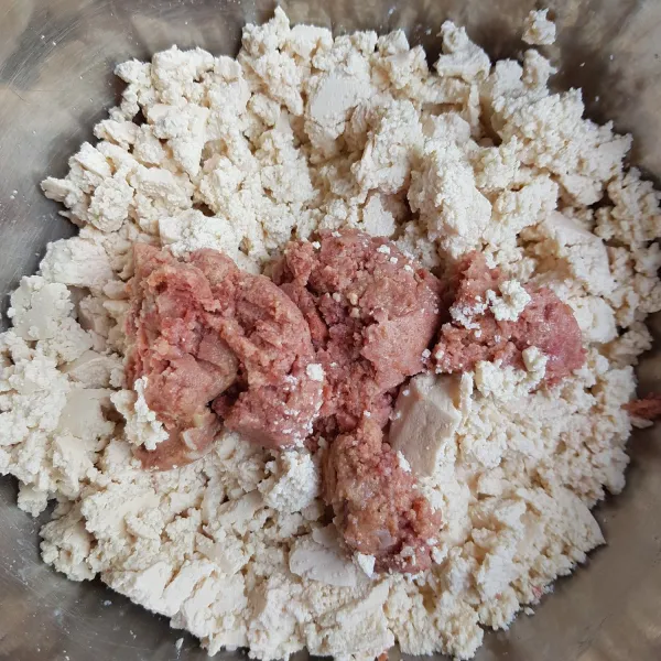 Tambahkan kornet sapi,aduk rata.