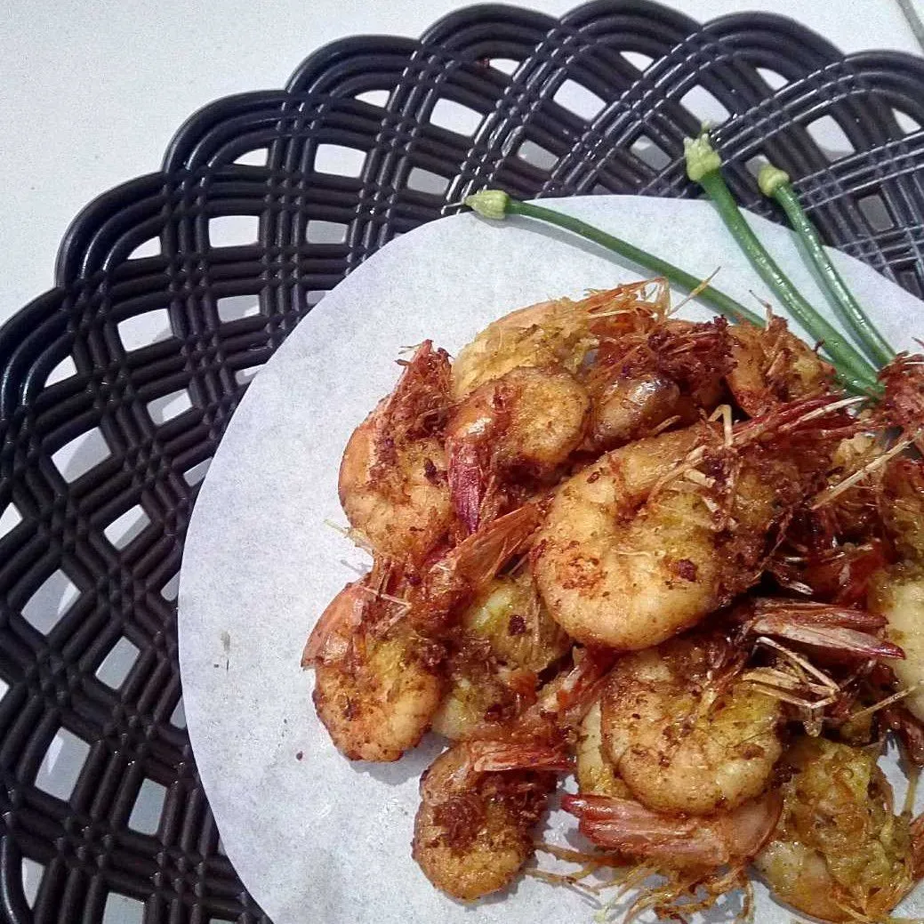 Hidangan udang goreng gurih yang siap disajikan