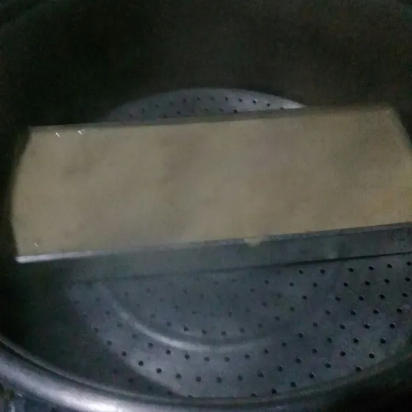 Tuang pada loyang yang sudah dioles margarin, kukus selama 25 menit. Jangan lupa tutup kukusan diberi kain bersih