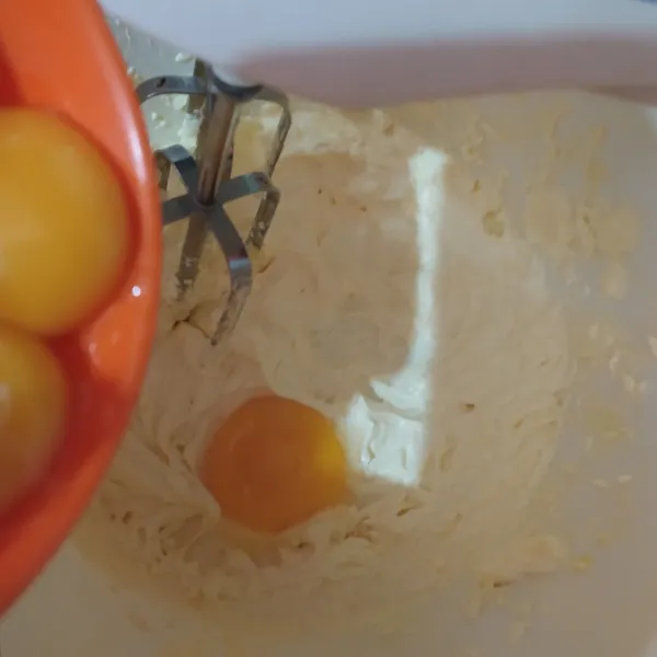 Masukkan kuning telur satu per satu. Mixer speed rendah asal rata.