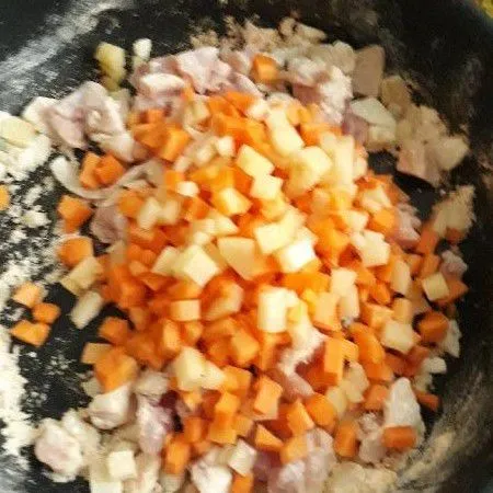 Tambahkkan wortel dan kentang.