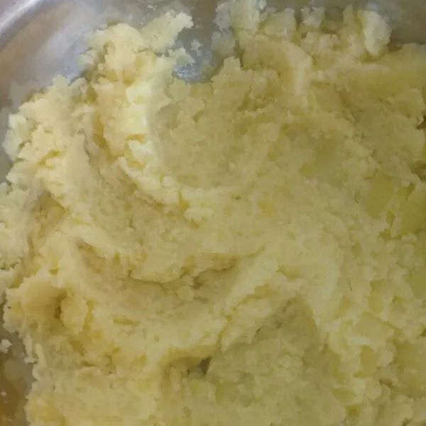 Kupas dan cuci bersih kentang . Rebus kentang hingga empuk. Haluskan kentang dan tambahkan kaldu jamur, garam, merica.