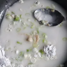 Dalam wajan anti lengket campur 2 sdm tepung tapioka, gula, garam, kaldu bubuk, irisan dan bawang, bawang putih halus, dan air.
