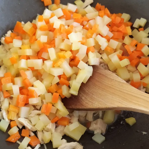 Campurkan kentang dan wortel. masak hingga kuah menyusut, campurkan larutan maizena .