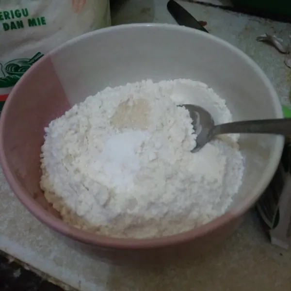 Campur tepung terigu, garam, gula dan baking powder. Aduk rata.