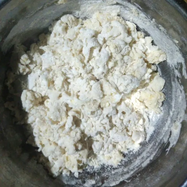 Campur tepung terigu, baking powder, soda kue dan garam, aduk rata. Tambahkan air, telur dan minyak, aduk dengan sendok sampai bergerindil.