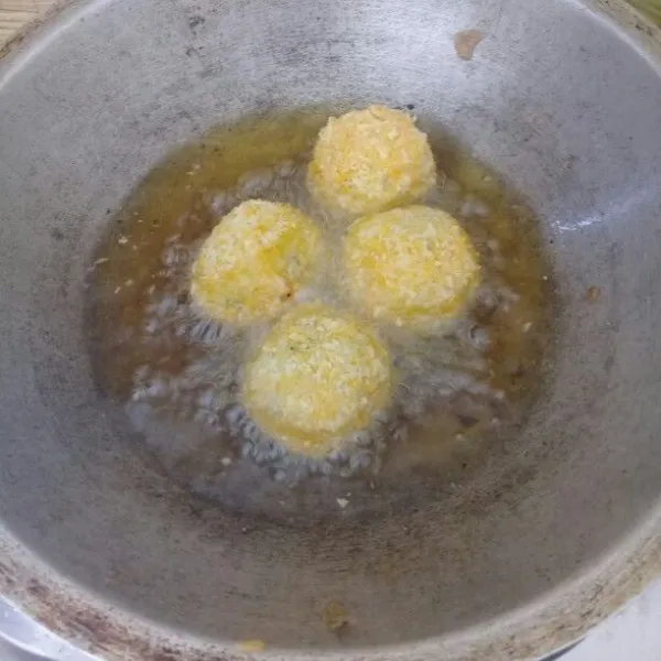Siapkan wajan serta panaskan minyak goreng . Goreng bola-bola kentang keju hingga berwarna kecoklatan lalu angkat dan sajikan.