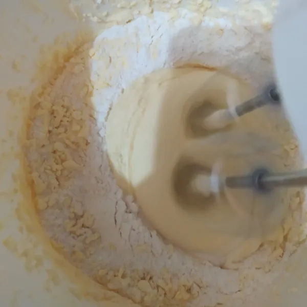 Masukkan tepung terigu dan susu bubuk. Mixer speed rendah asal rata. Sisihkan.