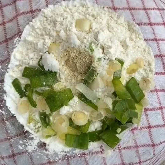 Masukkan tepung tapioka, tepung terigu, daun bawang, baqang putih bubuk (bisa pakai bawang putih yang dihaluskan) ,garam, lada, kaldu bubuk dan air panas.